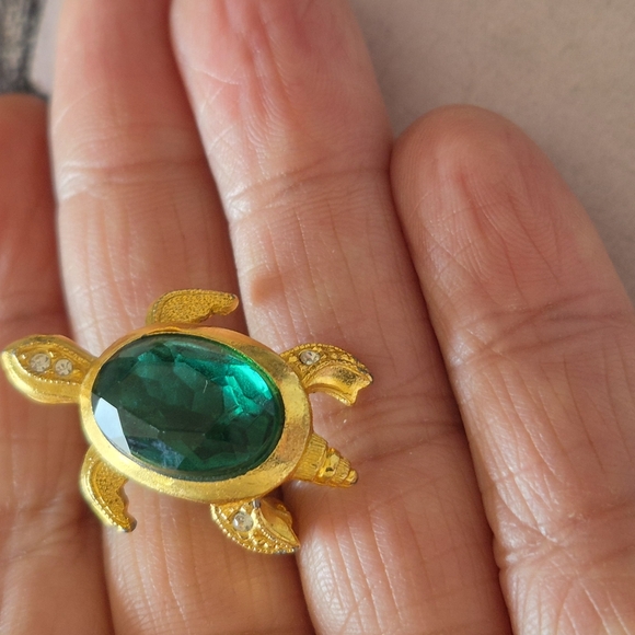 Gold and Green Turtle Brooch with Intricate Details - Picture 7 of 8